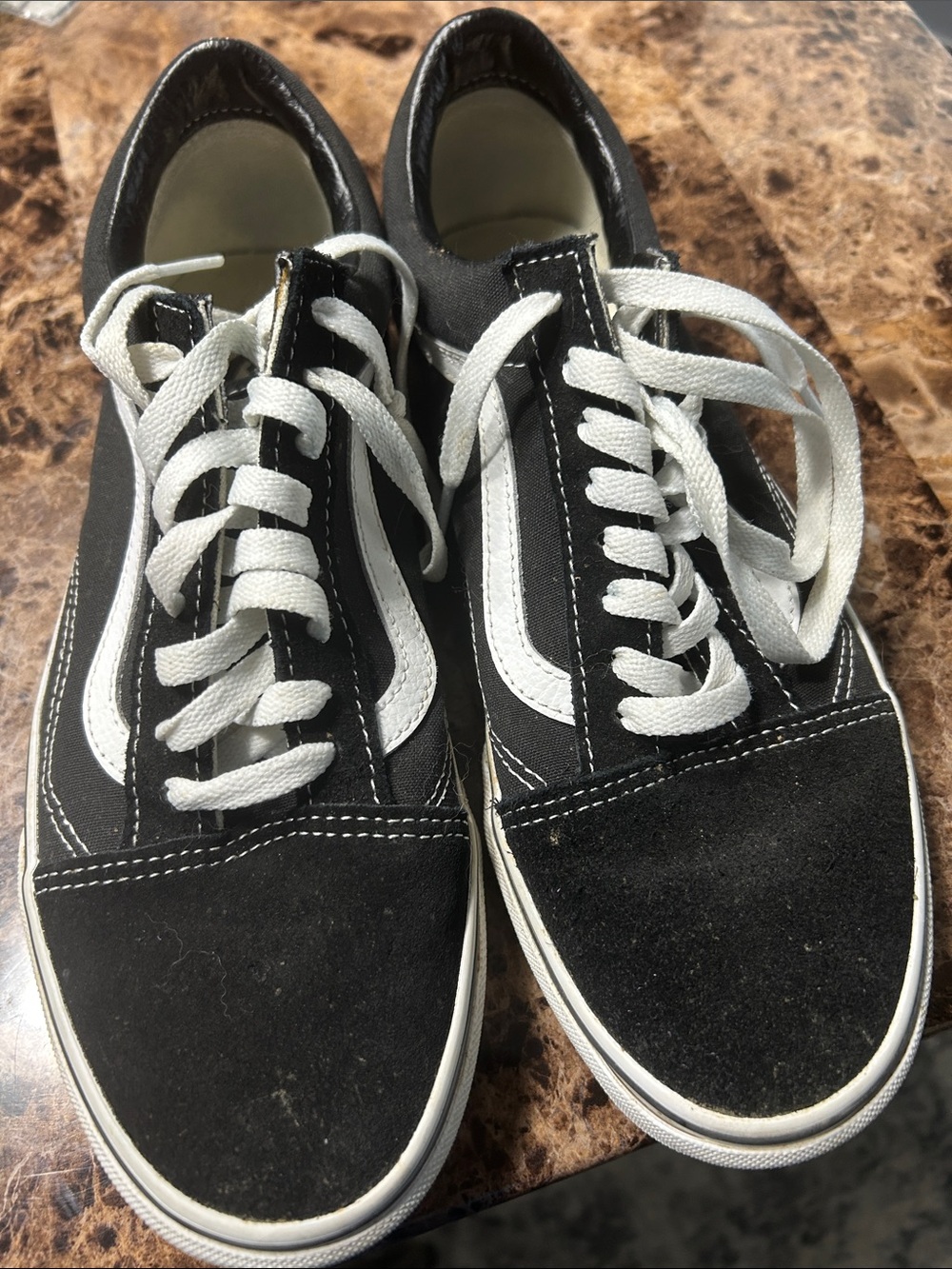 Men's Black and White Low-Top Skate Sneakers